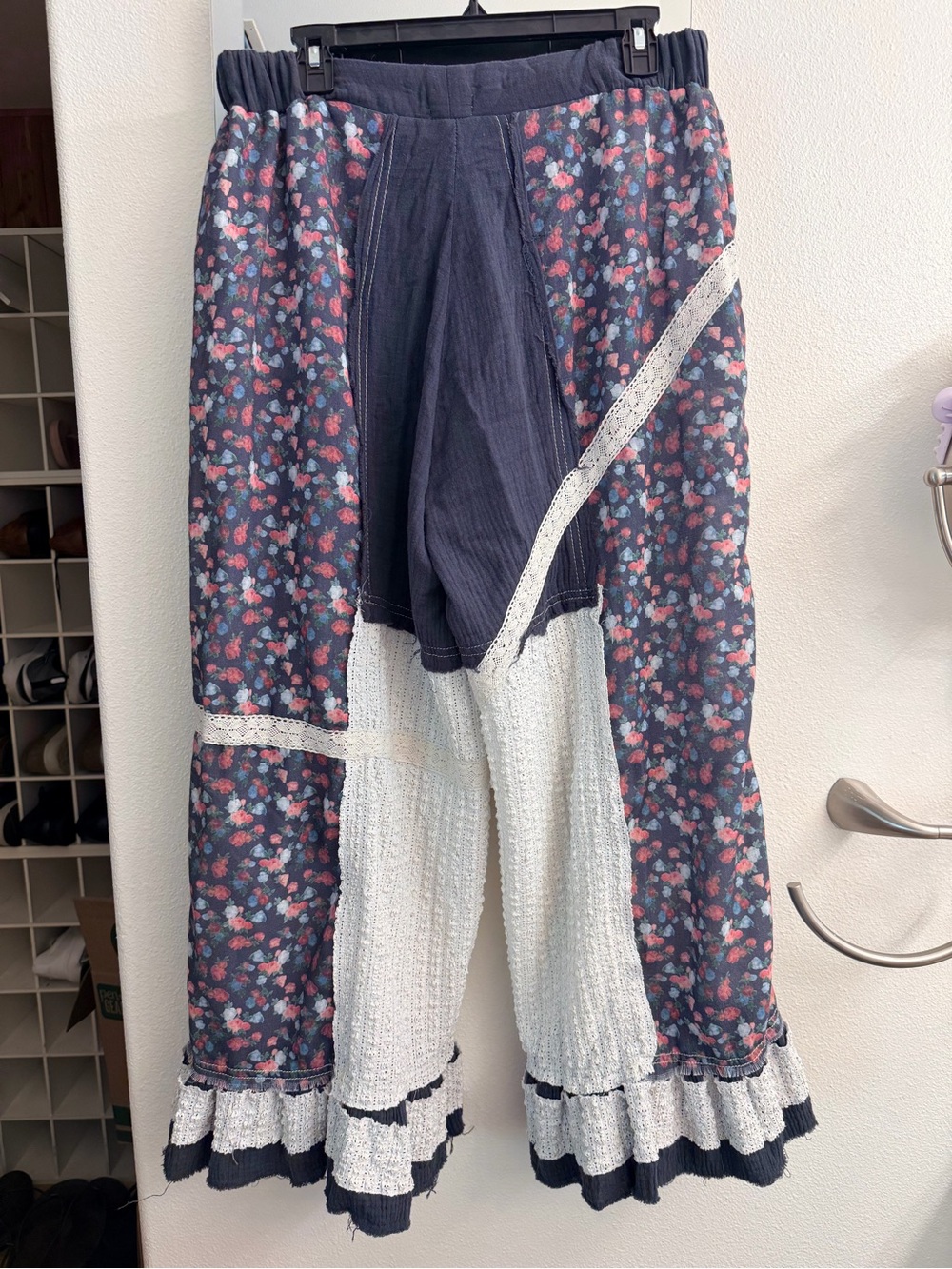 POL Navy pants wide leg with Cream Trim - Picture 3 of 3